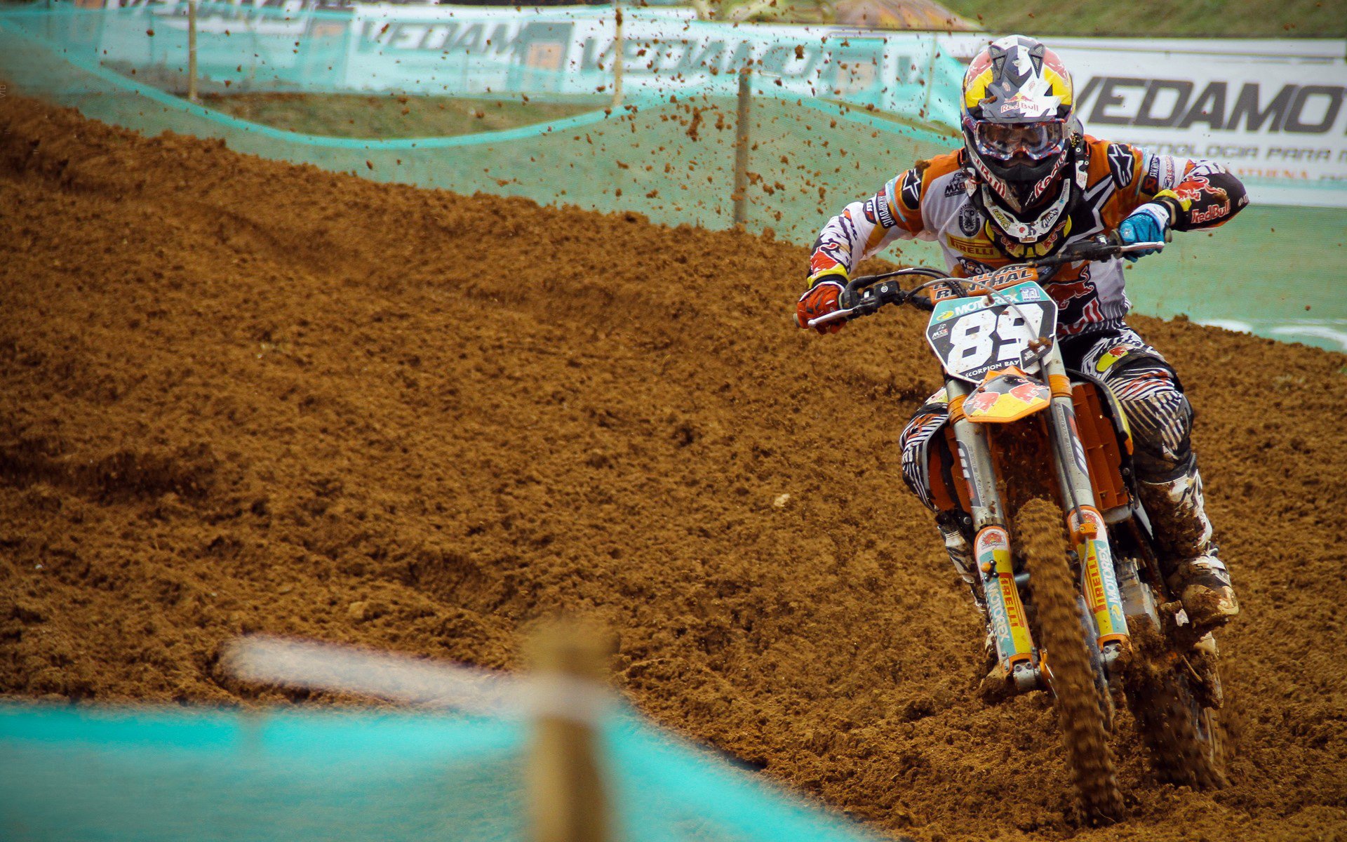 “简阳文体中心：羽毛球赛场高手对决，观众连连喝彩”