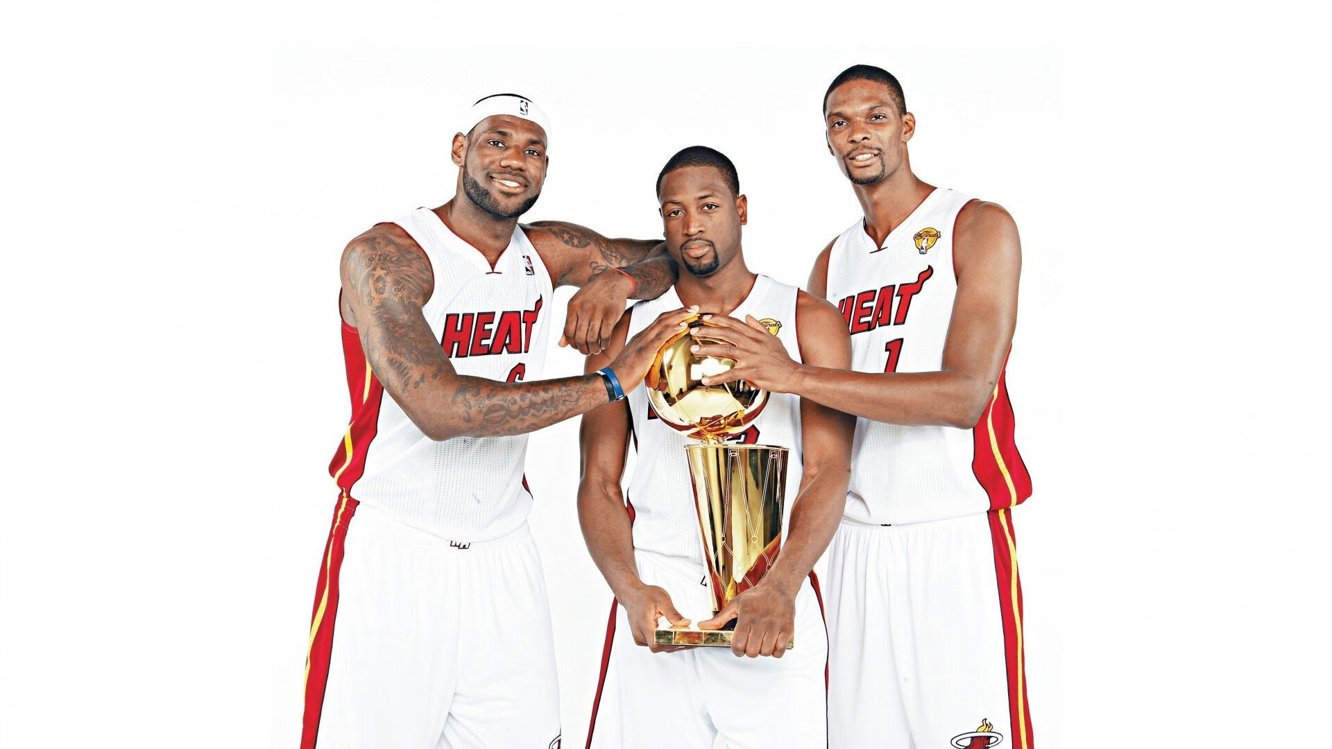 “简阳文体中心：羽毛球赛场高手对决，观众连连喝彩”