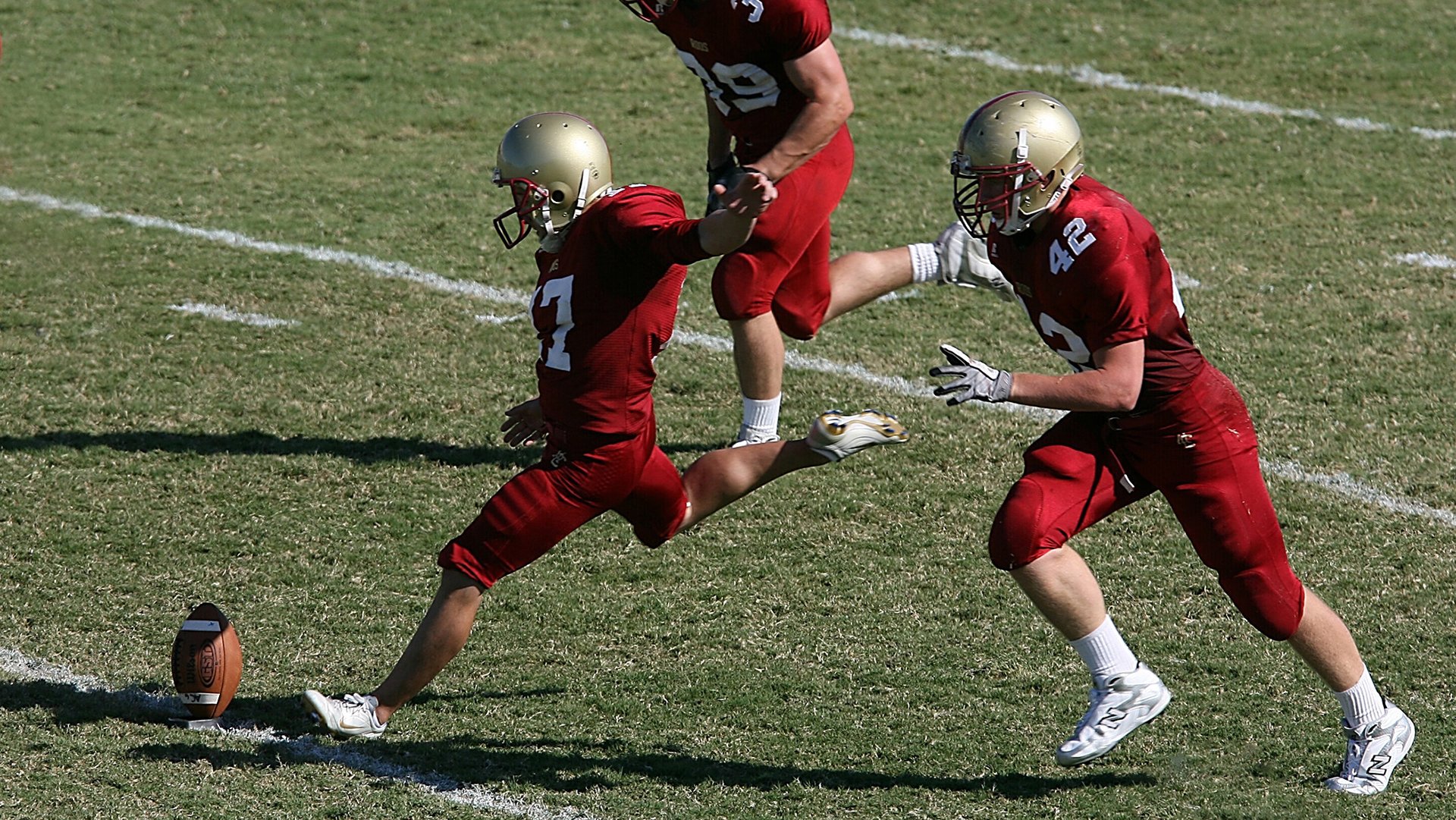 突尼斯希望中场防守压力大，失误增多，突尼斯足球水平